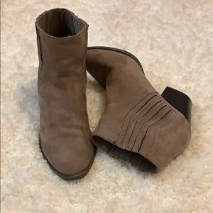 Brown suede 3in booties!